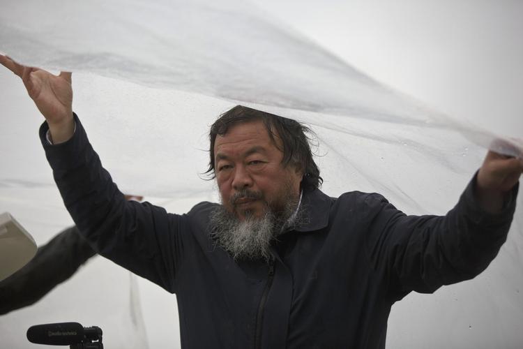Projekt. Ai Weiwei holdt en presenning over pianisten og flyglet. 