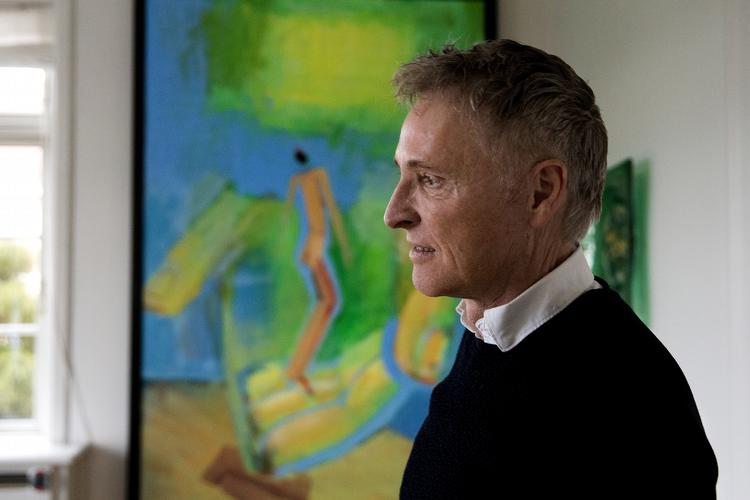 sorg. Niels Jensen mistede sin mand. Klavs, for snart fire år siden. Han har stadig mange dage, hvor savnet overvælder ham. Billedet i baggrunden var en gave, han købte til Klavs - et maleri af Arne haugen Sørensen - det betyder meget at have det hængende. 