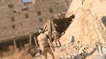 Redningsarbejde. Medarbejdere fra redningsteamet 'White Helmets' leder efter overlevende i ruinerne efter en angreb med tøndebomber. 