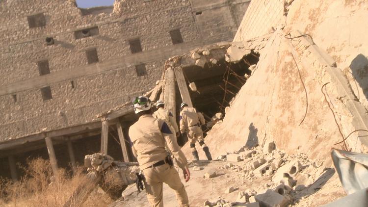 Redningsarbejde. Medarbejdere fra redningsteamet 'White Helmets' leder efter overlevende i ruinerne efter en angreb med tøndebomber. 