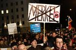 Oprør. 'Ud med Merkel', lyder kravet ved denne AfD-demonstration i Erfurt. Arkivfoto: Michael Kappeler/AP 