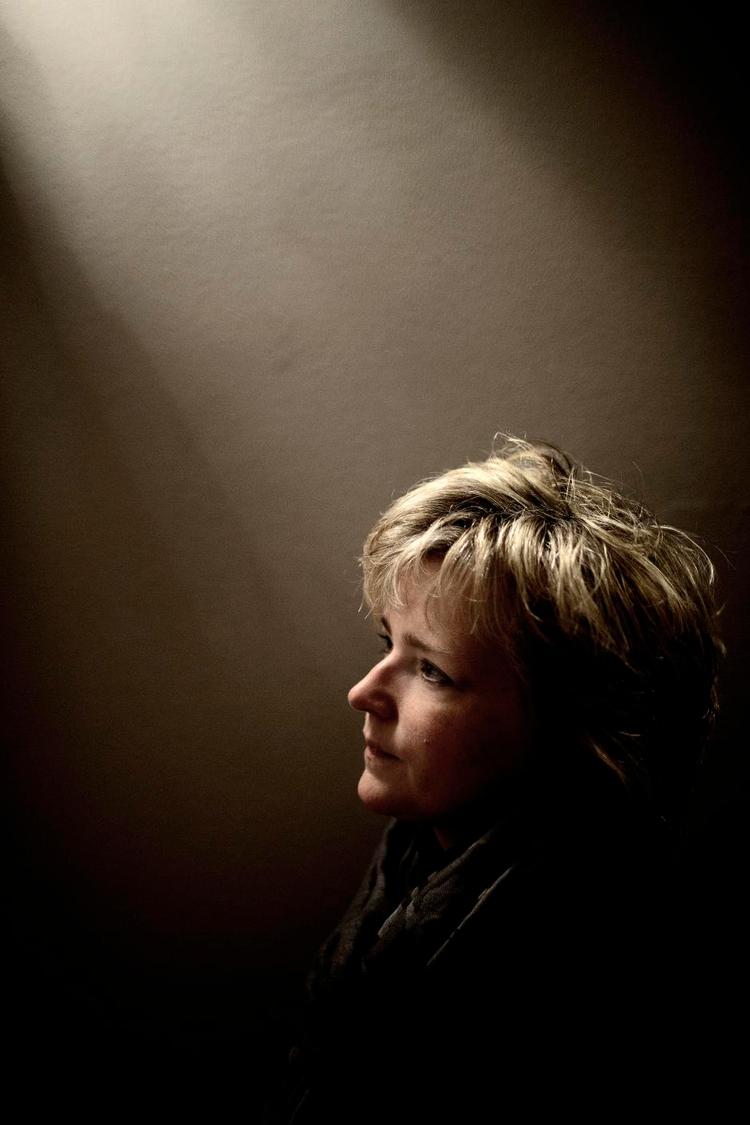 Belyst. For en gangs skyld har Karin Slaughter ikke en politimand som hovedperson. Det gav mulighed for at skrive om en forbrydelse, set fra de efterladtes synspunkt. Foto: Joachim Adrian 