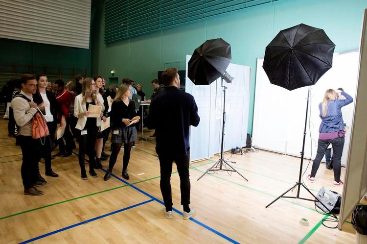 Smiiil. Der var lang kø ved fotografen for at få taget et foto til sit cv, da årets sidste Karrieredage blev afholdt i DGI-byen i København. 160 virksomheder har turneret landet rundt til de store uddannelsesbyer for at møde kandidater, som bejler til deres stillinger. 