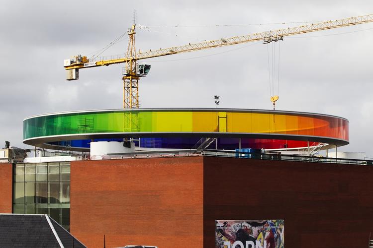 Placering. Olafur Eliassons 'Your Rainbow Panorama' er ikke til at komme udenom, hvis man befinder sig i Århus. På kort tid er dette værk blevet et vartegn for byen, men det havde ikke ladet sig gøre foruden en to-cifret million-donation fra Sallings Fond. Arkivfoto: Gregers Tycho 