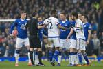 Bid. Everton- og Chelseaspillere diskuterer med dommer Michael Oliver efter en episode mellem Chelseas Diego Costa (tredje til højre) og Evertons Gareth Barry. 