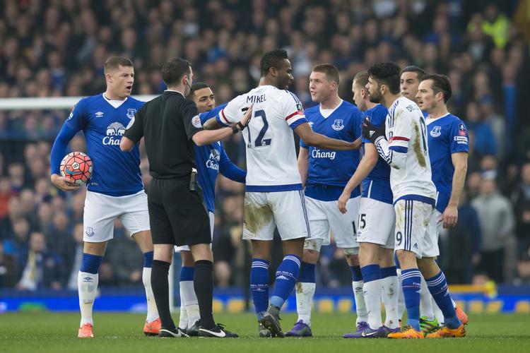 Bid. Everton- og Chelseaspillere diskuterer med dommer Michael Oliver efter en episode mellem Chelseas Diego Costa (tredje til højre) og Evertons Gareth Barry. 