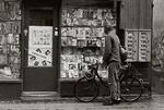 Erotika. Manden med Velo Solex'en er fotograferet på Vesterbro. Billedet er fra bogen 'Bag Saga Blok (Vesterbro 1963-2010)', Gyldendal 2014. Foto: Krass Clement 
