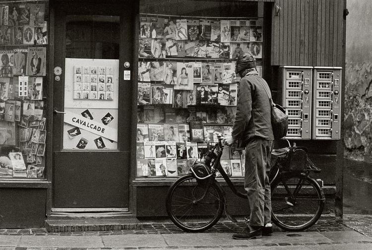 Erotika. Manden med Velo Solex'en er fotograferet på Vesterbro. Billedet er fra bogen 'Bag Saga Blok (Vesterbro 1963-2010)', Gyldendal 2014. Foto: Krass Clement 