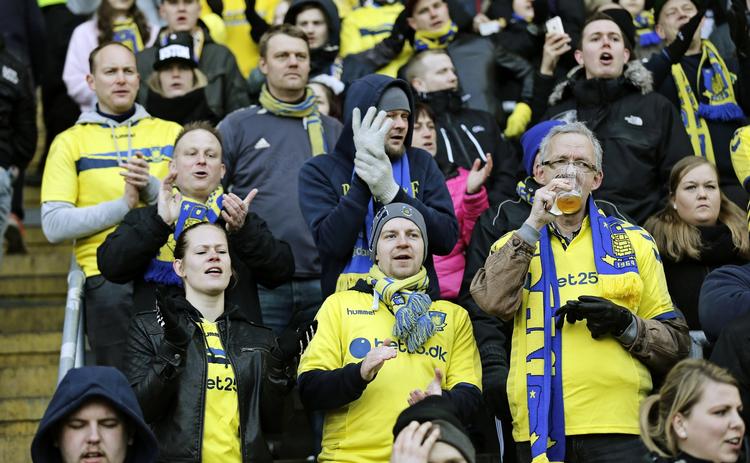kaos. Brøndbys fans på plads inden kampen mod Randers. 
