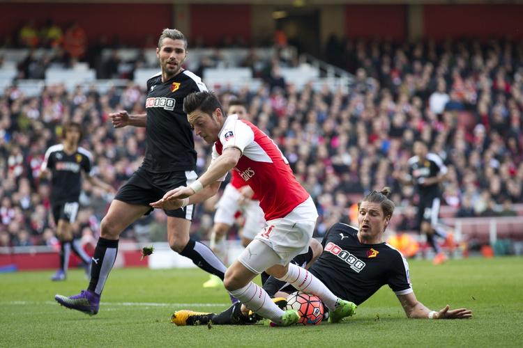 1-2. Arsenal havde alt spillet, men blev sendt ud af FA Cuppen af et godt kæmpende Watford-mandskab. 
