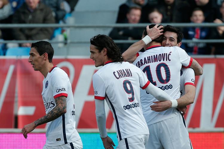 jubel. Zlatan Ibrahimovic (med ryggen til) scorede selv fire gange, men lykønsker her Javier Pastore med hans scoring i nedsablingen af Troyes. 