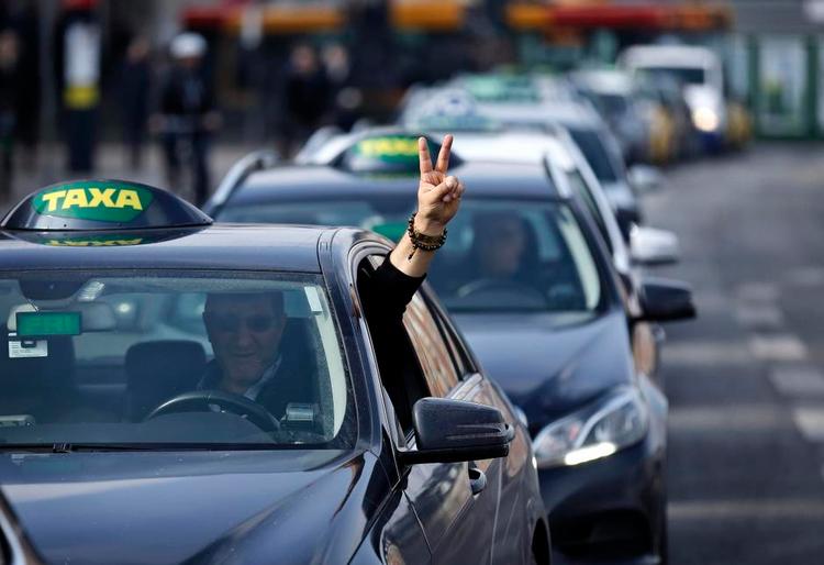 Etablissementet. Flere hundrede taxachauffører kørte onsdag i demonstrationskonvoj ved Christiansborg for at vise deres utilfredshed med den nye befordringstjeneste Uber. 
