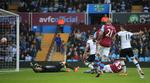 2-0. Tottenhams Harry Kane (midt) scorer et af sine to mål mod bundholdet Aston Villa i dagens opgør. 