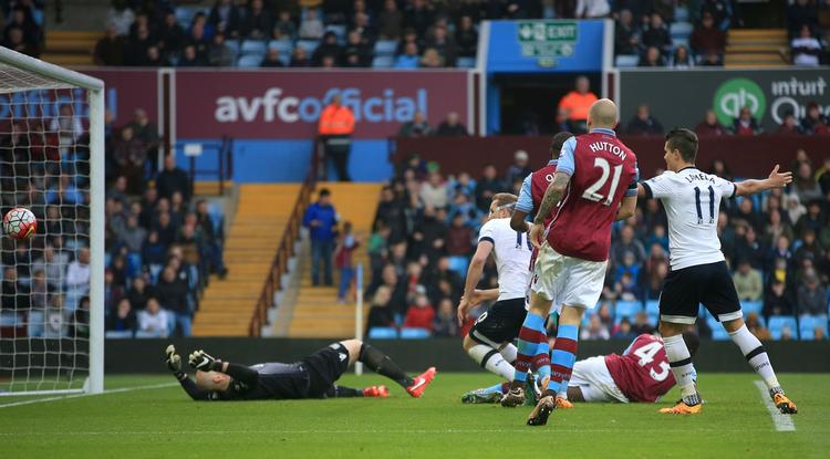 2-0. Tottenhams Harry Kane (midt) scorer et af sine to mål mod bundholdet Aston Villa i dagens opgør. 
