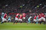 1-1. West Ham Uniteds Dimitri Payet (nummer tre fra venstre) sender et frispark direkte i mål mod Manchester United. 