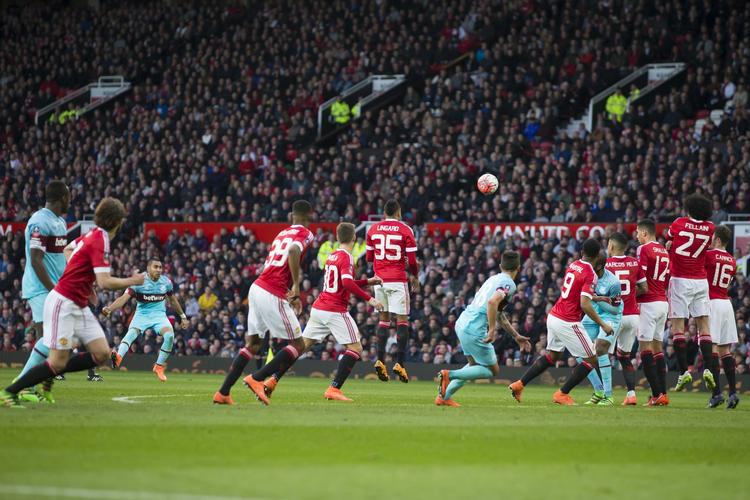 1-1. West Ham Uniteds Dimitri Payet (nummer tre fra venstre) sender et frispark direkte i mål mod Manchester United. 