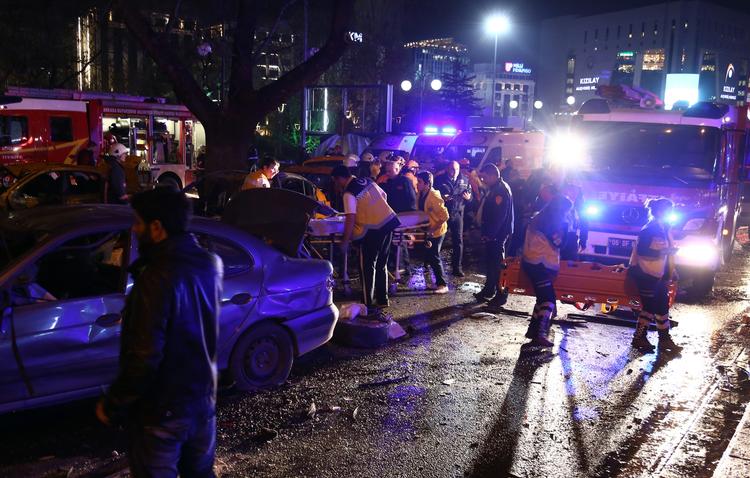Eksplosion. Mindst 27 mennesker har mistet livet ved en eksplosion i Tyrkiets hovedstad Ankara. Der formodes at være tale om en bilbombe, som eksploderede, da den kolliderede med en bus. 