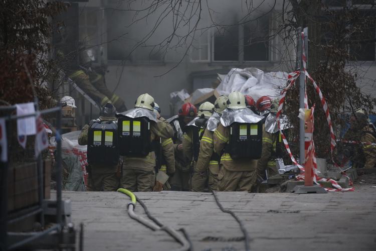 Udfordringer. Brandmændene i København kæmper med at finde årsagen til en brand i Stormgade. 