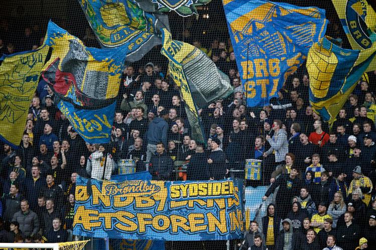 Fans. Der var ingen åben kritik af Brøndbyledelsen fra fans på lægterne i går. 
