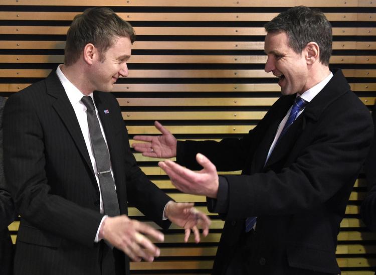 Sejrsherrer. Andre Poggenburg, topkandidat i AfD, bliver lykønsket af partikollegaen Björn Höcke. 
