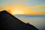 Stromboli. På en aftentur opleves både solnedgangen og den ildspyende vulkan. Læserfoto: Kirsten Groth Laursen 