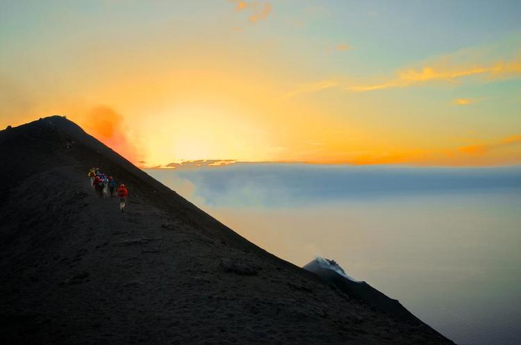 Stromboli. På en aftentur opleves både solnedgangen og den ildspyende vulkan. Læserfoto: Kirsten Groth Laursen 