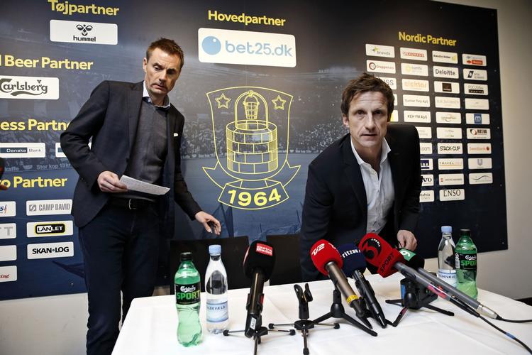trænerjagt. Allerede på onsdagens pressemøde - lige efter at Thomas Frank havde sagt op - satte sportsdirektør Troels Bech (til venstre) et par ord på, hvad Brøndbys næste træner skal kunne. Foto: Jens Dresling 