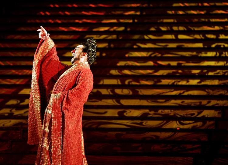 Badekåbe. Plácido Domingo er en af de stjerner, man kan opleve via nettjenesten Metplayer, der tilbyder livestreaming af operakoncerter uanset hvor i verden man befinder sig. 