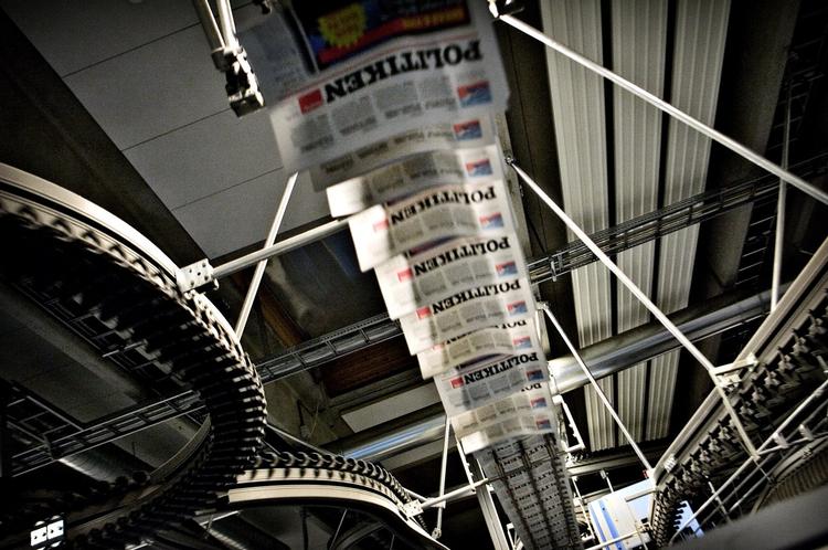 Medier. De danske dagblade har forsat svært ved at holde papiravisen oven vande. (Arkiv) 