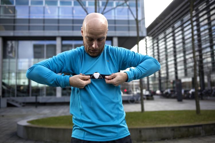 INNOVATIV. Eliteløberen Jacob Gliese har været med til at udvikle den personlige løbetræner, som man kan have med sig rundt om livet og på den ene sko. 