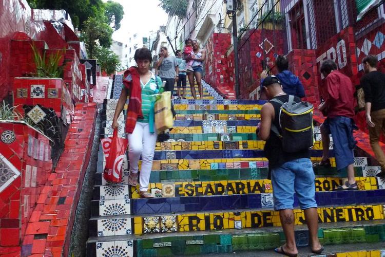 TRAPPEKUNST. Jorge Seláron har udsmykket trappen fra Lapa- til Santa Teresa-kvarteret med klinker. Foto: Poul Husted 