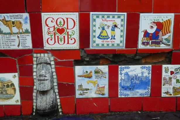 JULEKLINKER. Jorge Seláron har fået tilsendt klinker fra hele verden; også Skandinavien. Foto: Poul Husted 