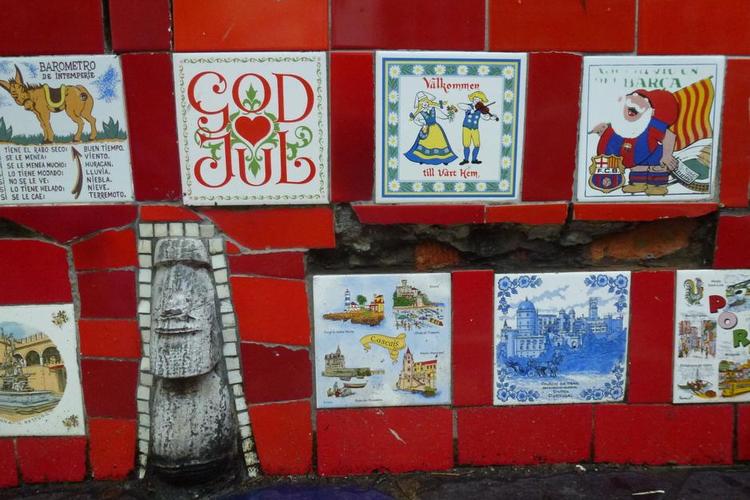 JULEKLINKER. Jorge Seláron har fået tilsendt klinker fra hele verden; også Skandinavien. Foto: Poul Husted 