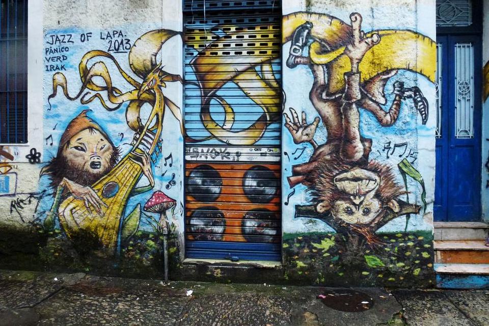 GRAFFITIVÆSNER. I Rua Joaquim Silva-gaden i Rios Lapa-kvarter har fantasien fået frit spil. Foto: Poul Husted 