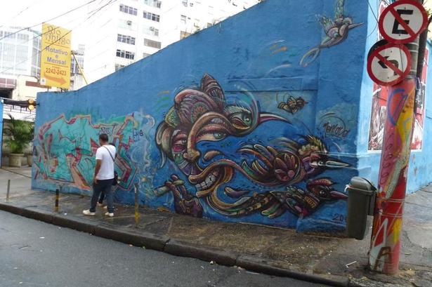 FORSKØNNELSE. Rua Teotônio Regadas-gaden ligger i den rå del af Rios Lapa-kvarter, men graffitien er ikke rå. Foto: Poul Husted 
