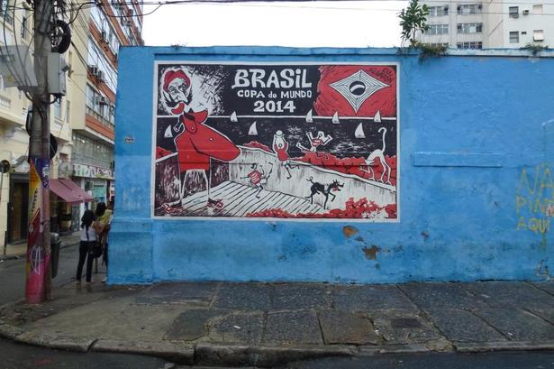 GRAFFITIBLÅ. På Rua Joaquim Silva-gaden er baggrunden mere fremtrædende end graffitien. Foto: Poul Husted 