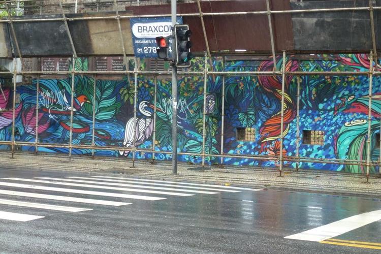 STRANDKUNST. Rua Barão de Ipanema-gaden ligger tæt på Copacabana-stranden. Foto: Poul Husted 
