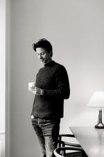 ENKELHED. Ting skal skabe glæde eller være brugbare. Morten Brask får åndenød ved tanken om at leve i et proppet hjem. Foto: Peter Hove Olesen. 