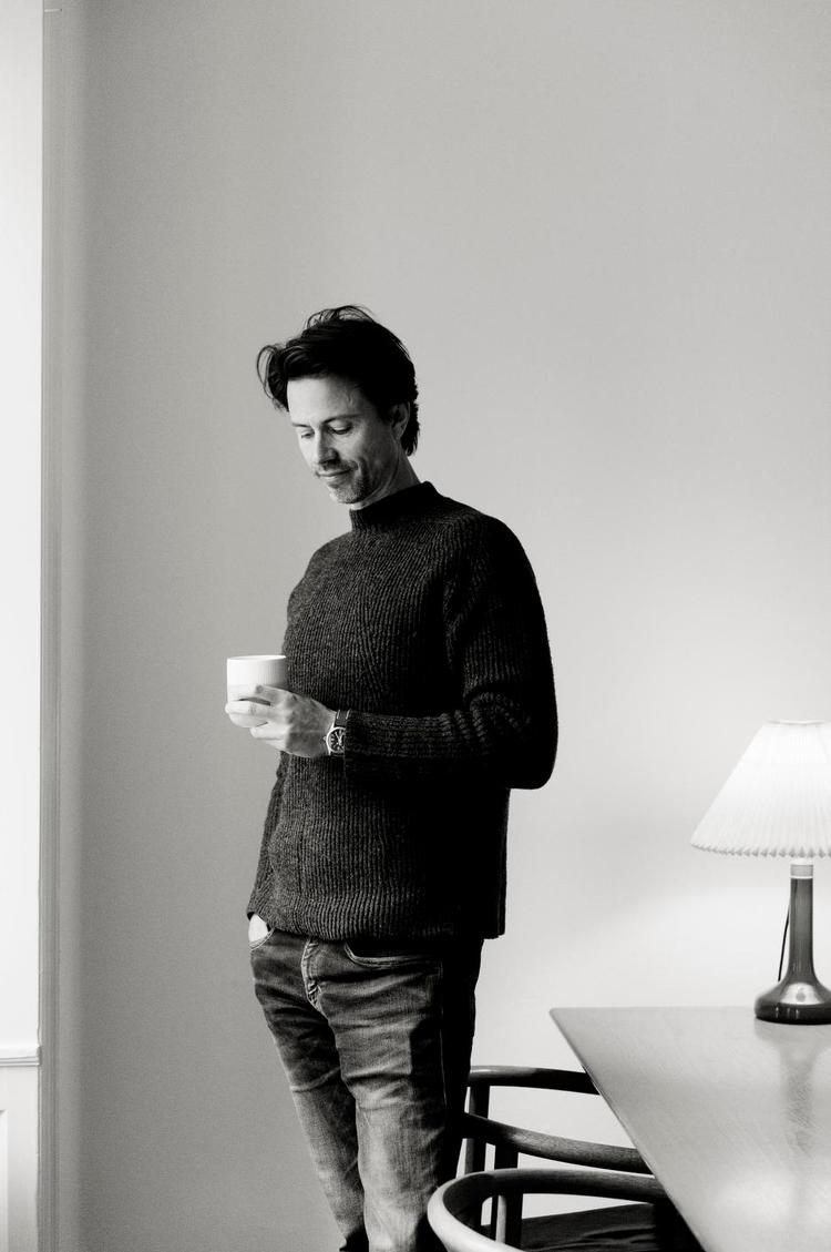 ENKELHED. Ting skal skabe glæde eller være brugbare. Morten Brask får åndenød ved tanken om at leve i et proppet hjem. Foto: Peter Hove Olesen. 