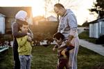 START. Fadi Haj Mohamad arbejdede som kok i Syrien, og går nu på Hotel-og Resturantskolen i Danmark. Her står han med sin kone Faten Nassif Mohamad og deres to børn Hussin og Anas. 