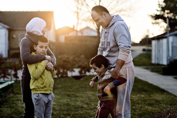 START. Fadi Haj Mohamad arbejdede som kok i Syrien, og går nu på Hotel-og Resturantskolen i Danmark. Her står han med sin kone Faten Nassif Mohamad og deres to børn Hussin og Anas. 