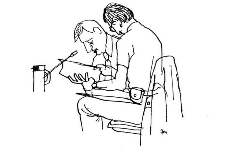 Anklager Michael Boolsen og hans assistent. Tegning: Anne-Marie Steen Petersen 