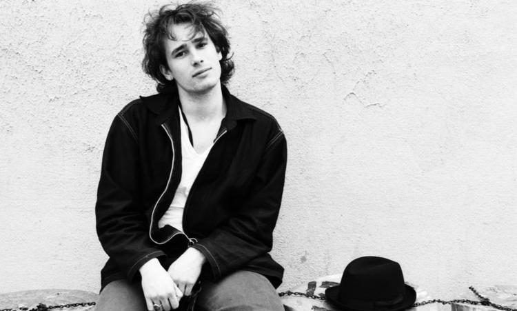 Englerøst. På et par glemte demoer demonstrerer og overspiller Jeff Buckley sin stemmes skønhed. Men de var også tænkt som skitser. Arkivfoto: David Gahr 