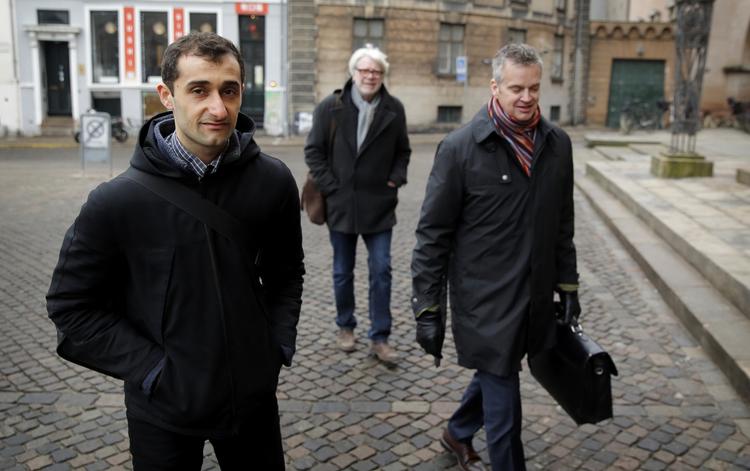 Fogedretten. Aydin Soei ankommer sammen med advokat og forlægger til Københavns Byret inden anden runde af sagen om hans bog 'Forsoning', som kræves trukket tilbage. 