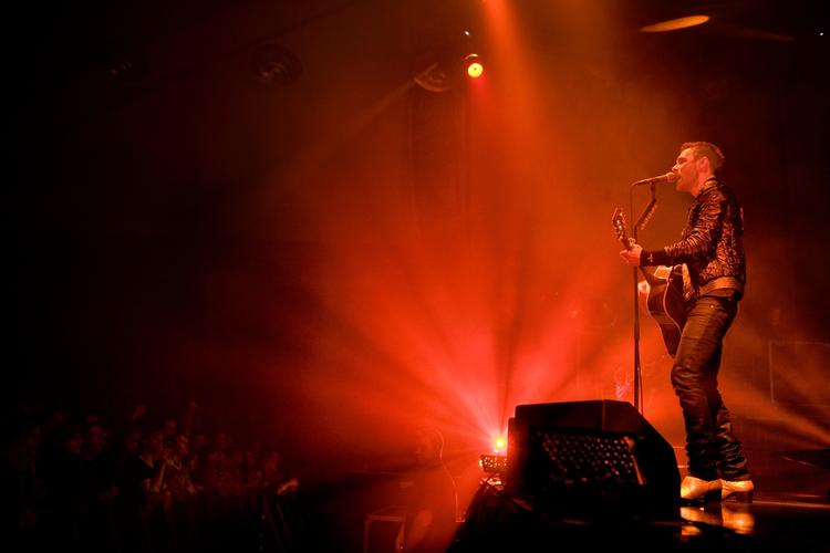 Farvel. Kent takker af for denne gang. Her er forsanger Joakim 'Jokke' Berg fotograferet under en koncert i KB Hallen i 2008. 