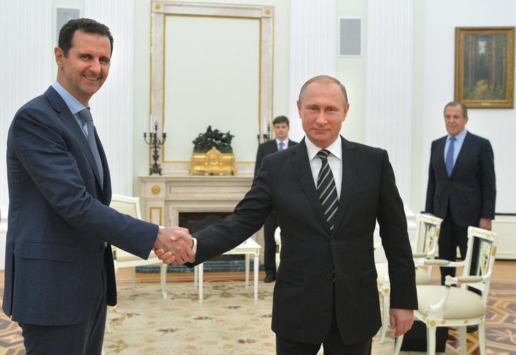 Venner. Putin har meddelt Syriens præsident, Bashar al-Assad, sin plan om tilbagetrækningen fra det krigshærgede Syrien. 