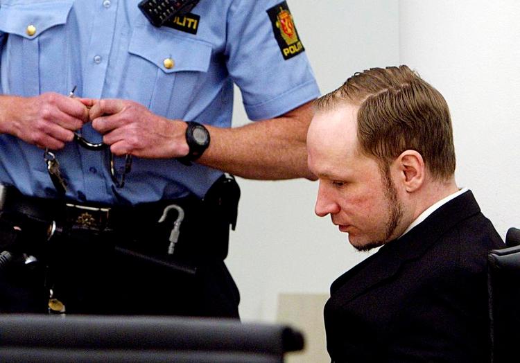 Farlig. De norske myndigheder er bange for, at Breivik vil forsøge at flygte og kan finde på at tage gidsler. Derfor bliver han holdt i isolation. Foto: Stian Lysberg Solum/AP 