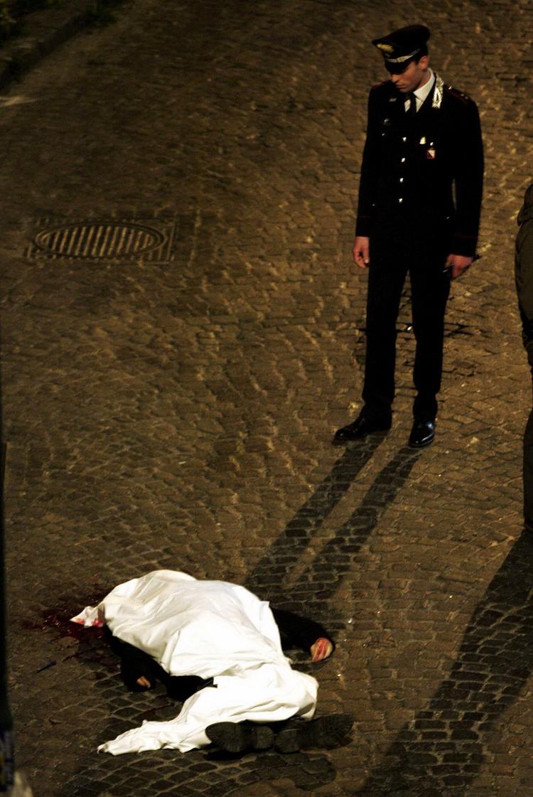 Mafiafortællinger. Elena Ferrantes trilogi handler blandt om mafiaen i Napoli. Her ses et billede fra Napoli, hvor en mand med tilknytning til mafiaen har mistet livet i 2005. 