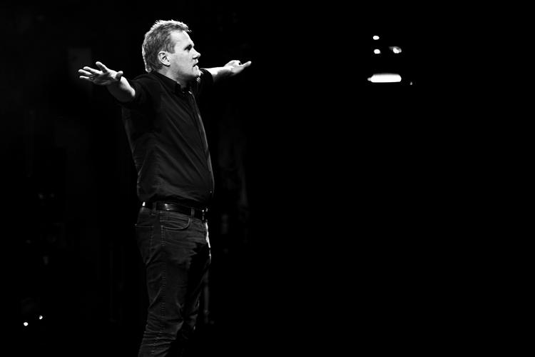 Flyveklar. Kasper Holten har opsat over 50 operaer, skuespil og musicals over hele verden. Indtil marts 2017 fungerer han som operachef hos Royal Opera House, Covent Garden i London. 