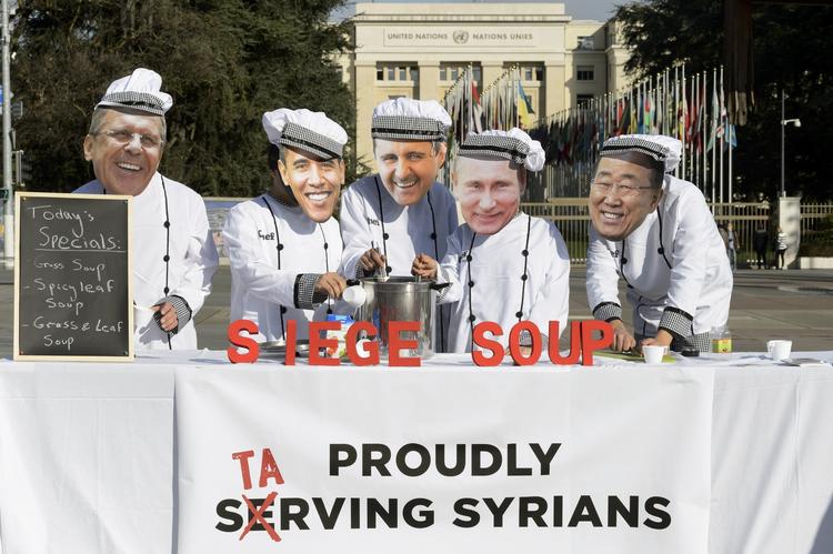 hovedpersonerne. Demonstranter håner fem af hovedpersonerne i spillet om krigen i Syrien under overskriften'Stolte over at sulte syrierne'. Fra venstre: Ruslands udenrigsminister Lavrov, USA's præsident Obama, Syriens præsident Assad, Ruslands præsident Putin og FN's generalsekretær Ban Ki-moon. 